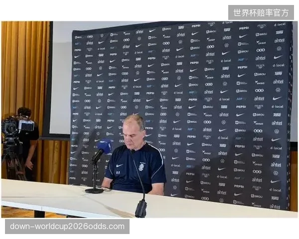 贝尔萨的战术要求极高，边后卫在首战中的前插幅度与时机将影响乌拉圭的进攻宽度。